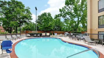 Una piscina al aire libre de temporada