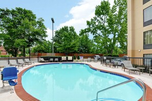 Una piscina al aire libre de temporada