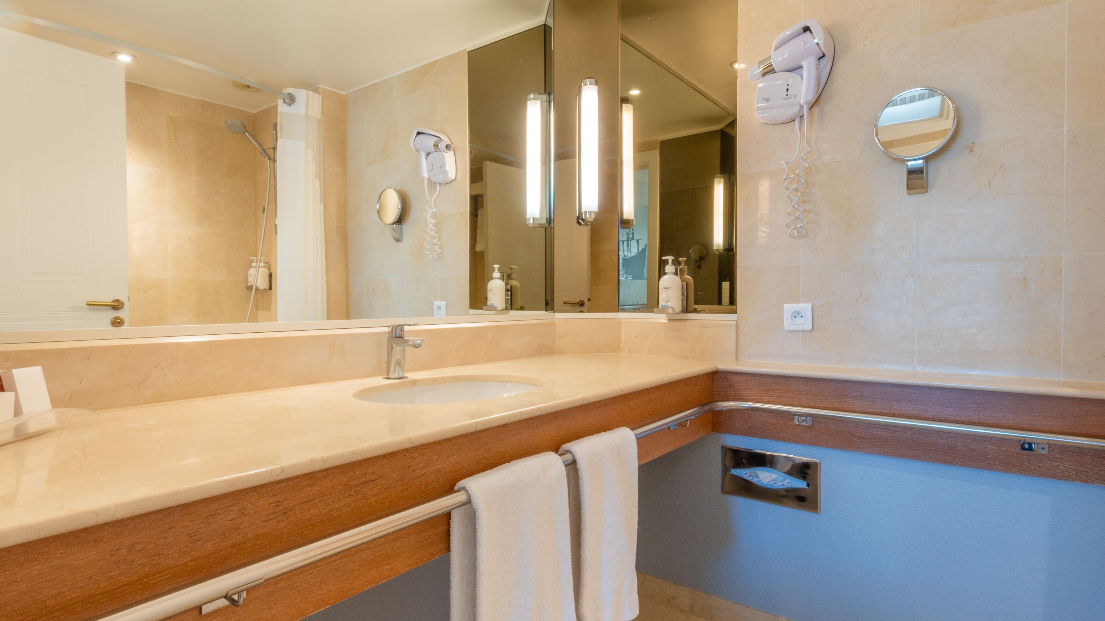 combined shower/bathtub, hair dryer, towels