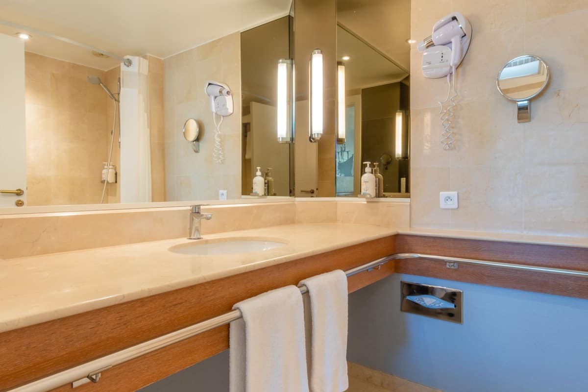 combined shower/bathtub, hair dryer, towels