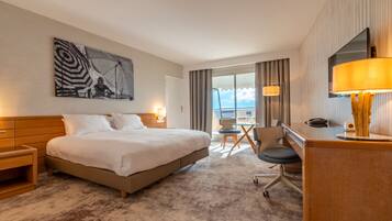 Suite, 1 cama de matrimonio grande con sofá cama, balcón, vistas al mar | Vistas desde la habitación