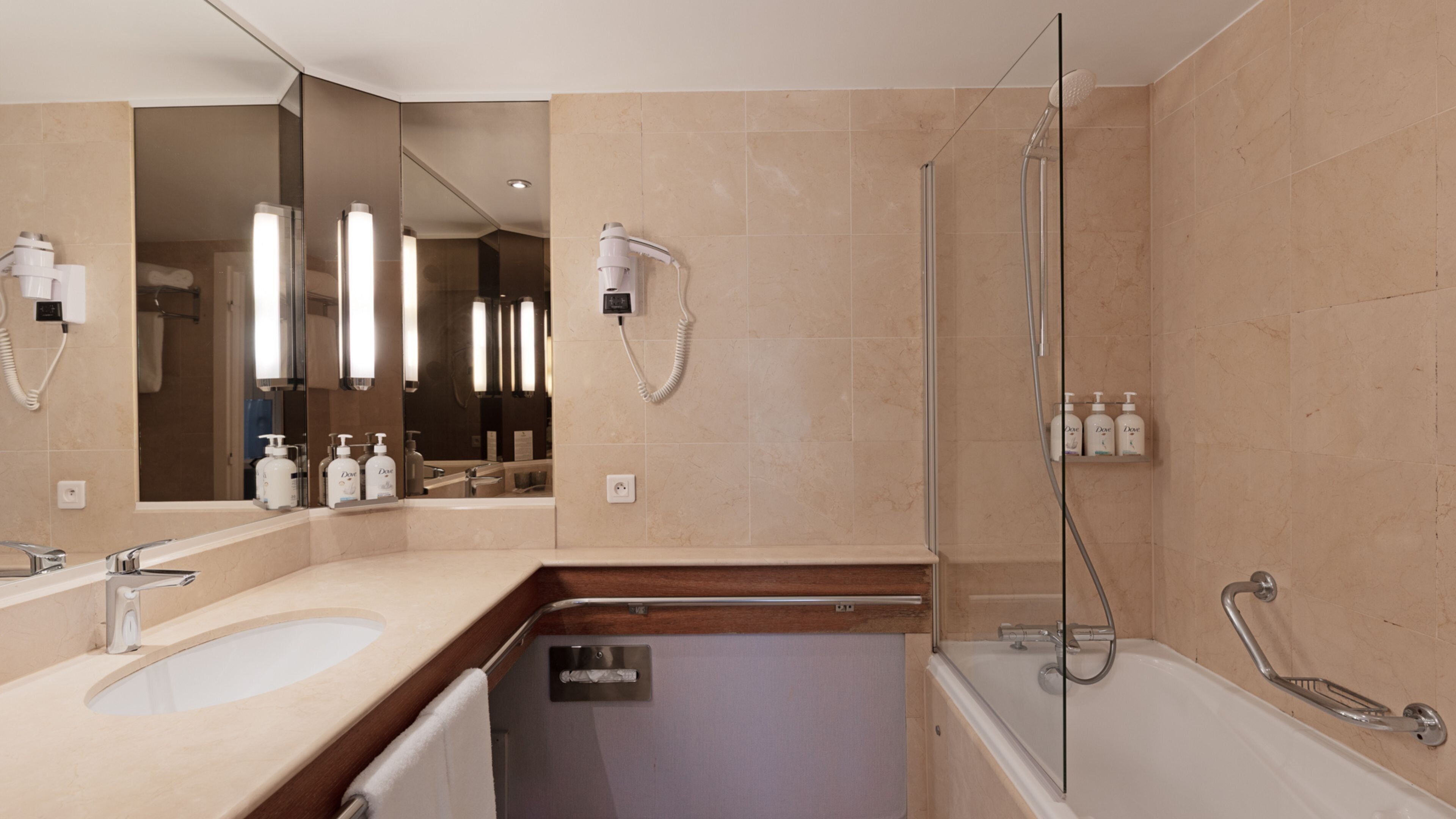 Combined shower/bathtub, hair dryer, towels