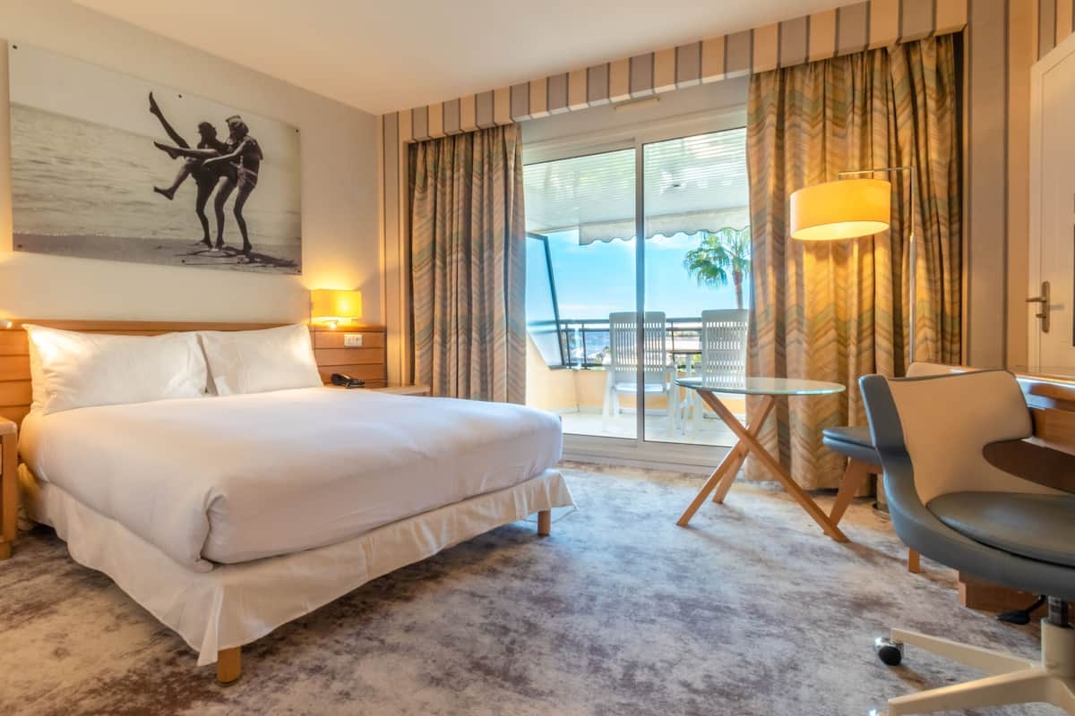 premium room, 1 double bed, balcony, sea view | 1 bedroom, minibar, in-room safe, desk