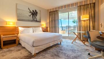 Chambre Premium, 1 lit double, balcon, vue mer | Minibar, coffres-forts dans les chambres, bureau