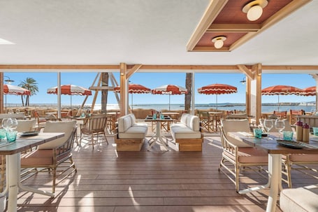 Restaurant. Holiday Inn Nice-Port St Laurent by IHG