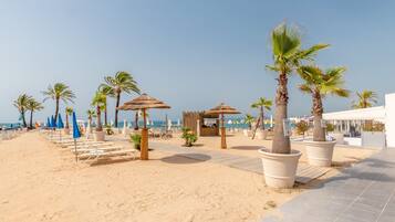 Spiaggia privata, sabbia bianca, lettini da mare, ombrelloni