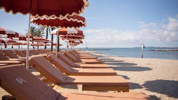หาดส่วนตัว, ทรายสีขาว, เก้าอี้อาบแดด, ร่มชายหาด