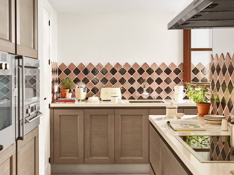Cozinha moderna com armários de madeira, forno embutido e backsplash com padrão de losangos.