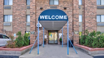 Motel 6 Milwaukee, WI - Glendale