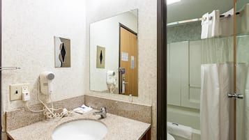 Bañera con ducha, artículos de tocador ecológicos, toallas