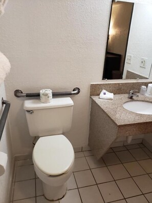 ฝักบัวในอ่างอาบน้ำ, ของใช้ในห้องน้ำเป็นมิตรต่อสิ่งแวดล้อม, ผ้าเช็ดตัว