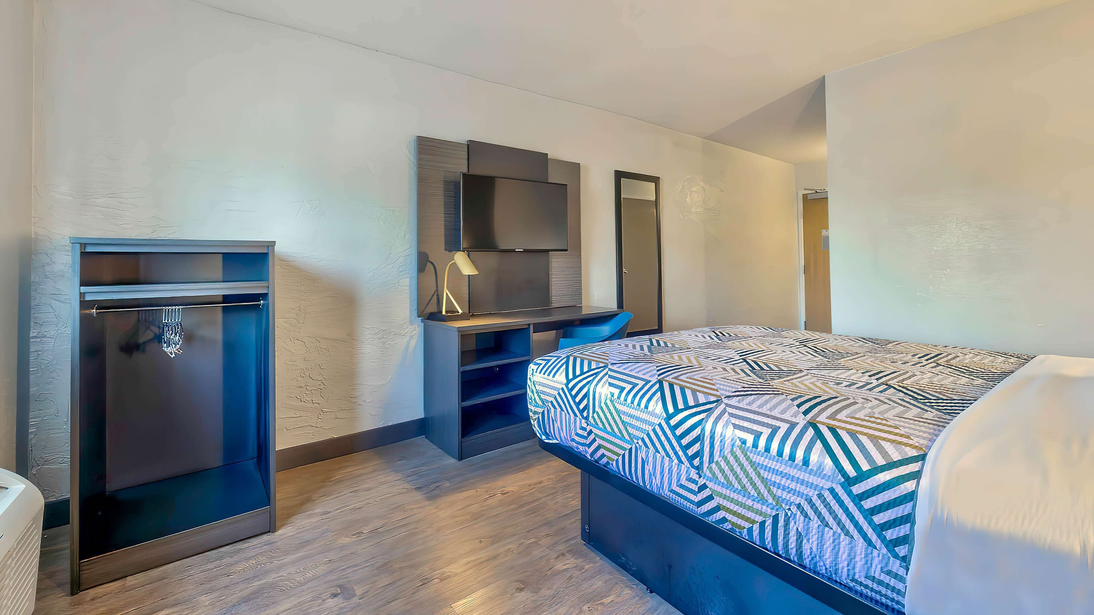 Standard Room, 1 King Bed, Non Smoking | Desk, blackout curtains, free WiFi, bed sheets