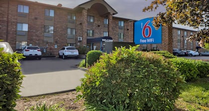 Motel 6 Milwaukee, WI - Glendale