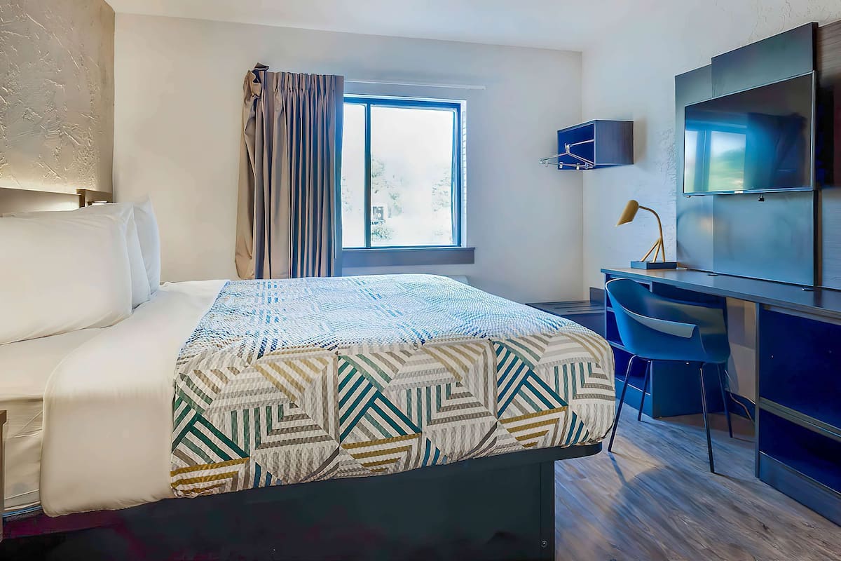 Desk, blackout drapes, free WiFi, bed sheets