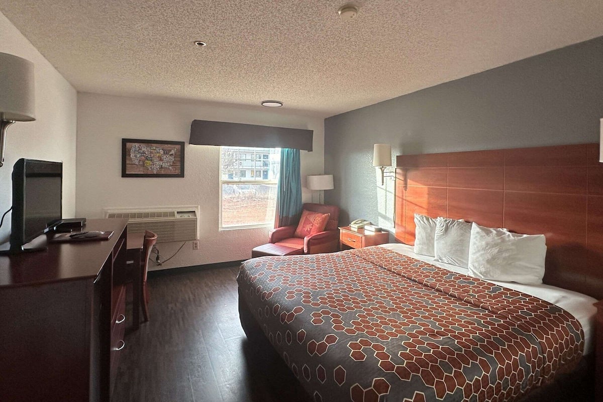 Desk, WiFi (free), bed sheets