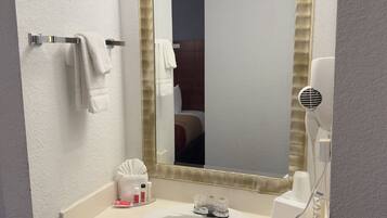 Produtos de toalete biodegradáveis, secador de cabelo, toalhas de banho