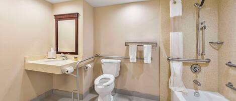 Un baño con inodoro, lavamanos, espejo, ducha y bañera.