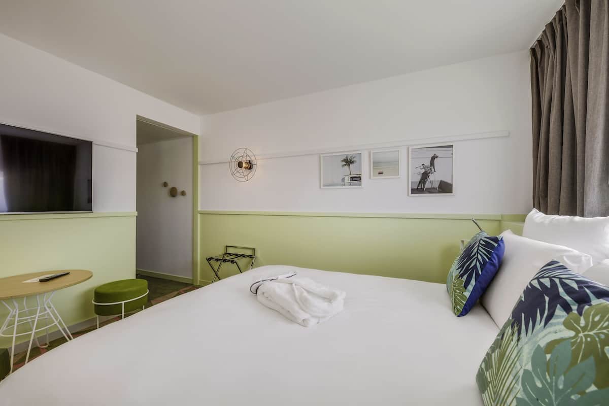 superior room, 1 double bed | 1 bedroom, premium bedding, desk, laptop workspace