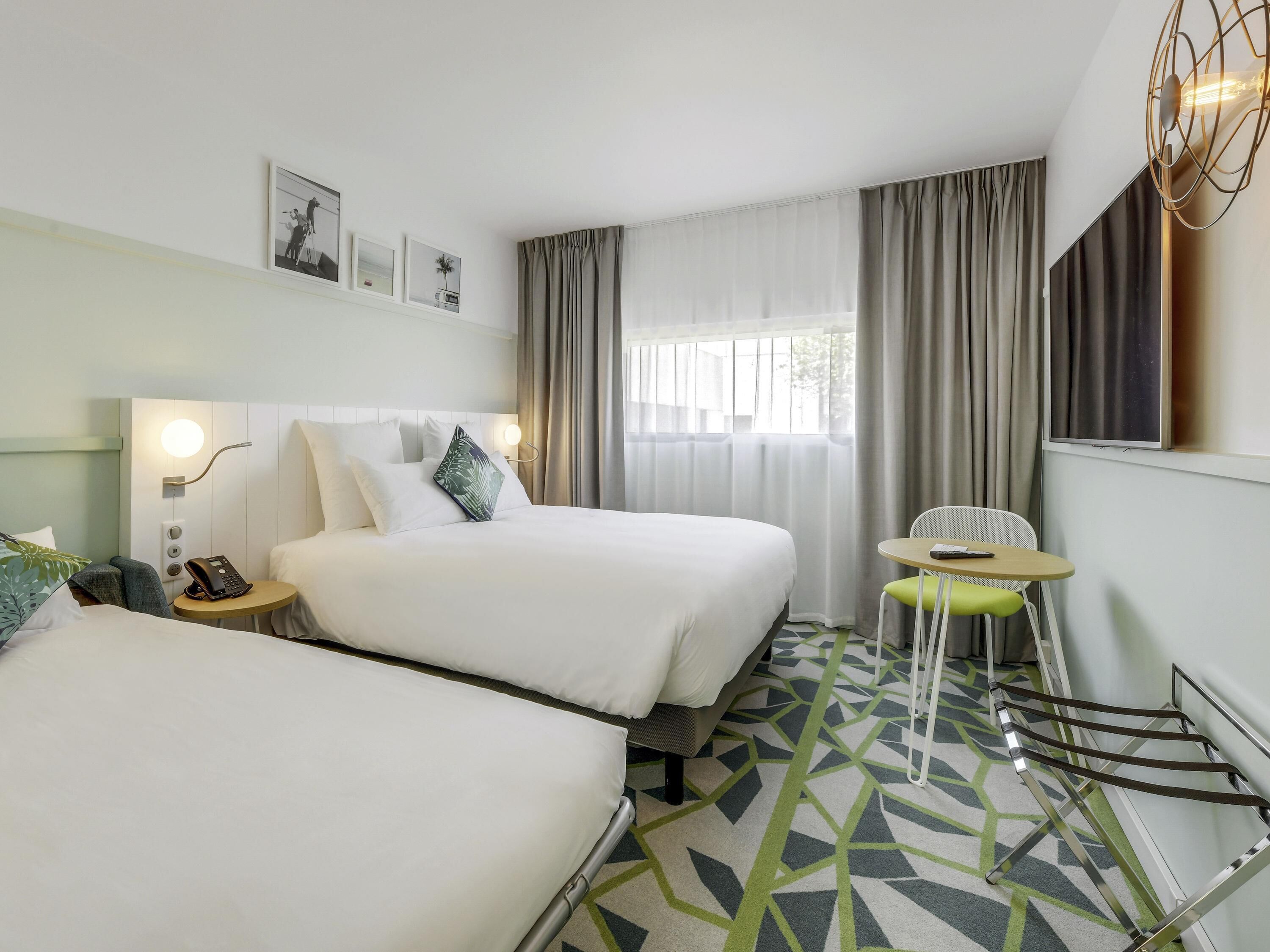 Habitación estándar, varias camas | Ropa de cama de alta calidad y escritorio 