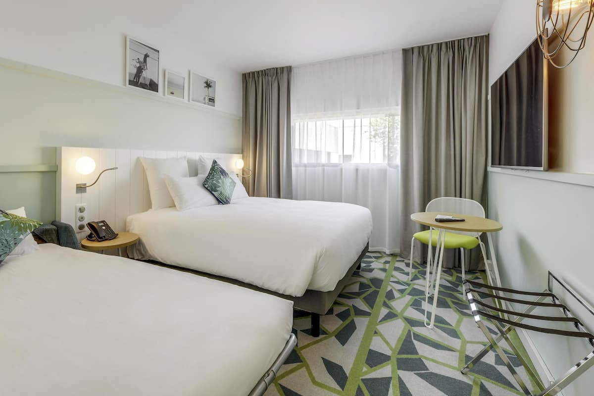 Standardzimmer, Mehrere Betten | 1 Schlafzimmer, hochwertige Bettwaren, Schreibtisch