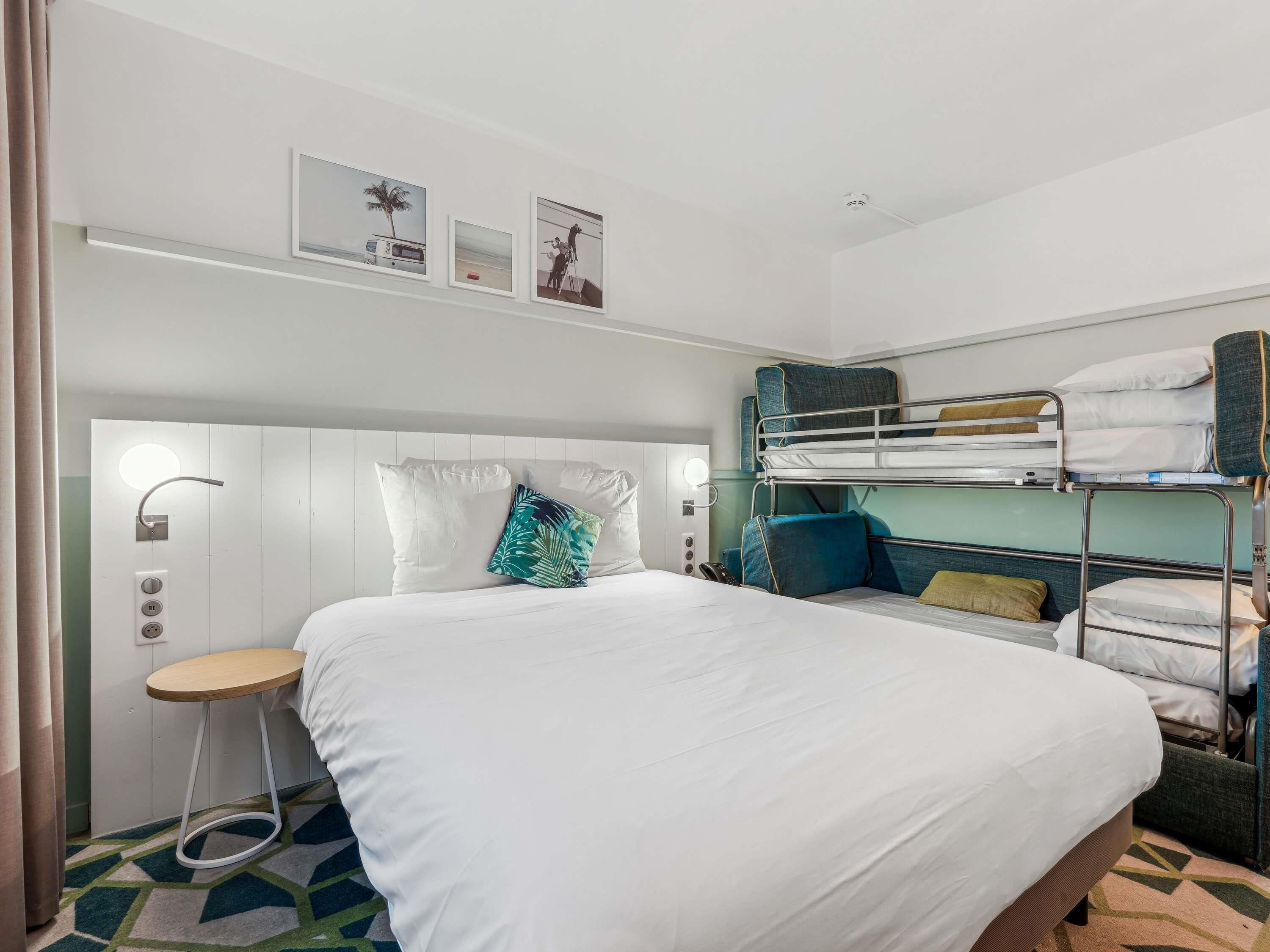 Habitación familiar, varias camas | Ropa de cama de alta calidad y escritorio 