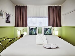 1 bedroom, premium bedding, desk, laptop workspace