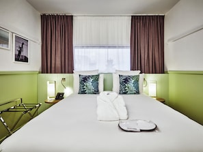 1 bedroom, premium bedding, desk, laptop workspace