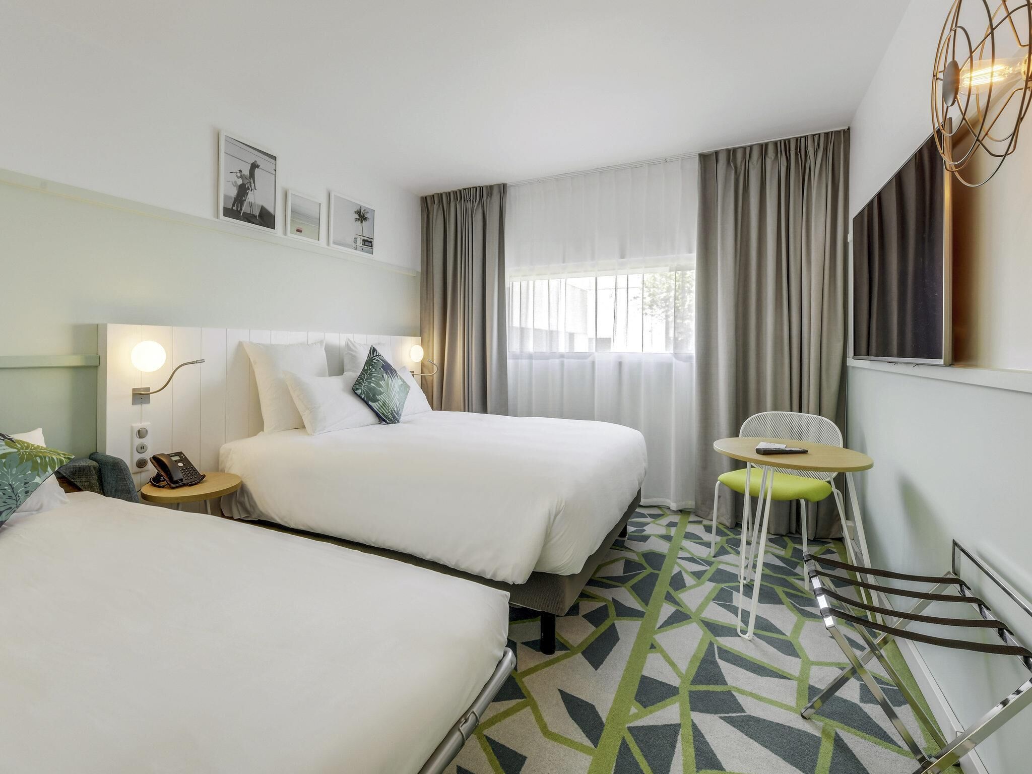 Habitación estándar, varias camas | Ropa de cama de alta calidad y escritorio 