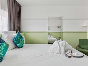スーペリア ルーム ダブルベッド 1 台 | 高級寝具、デスク、ノートパソコン用作業スペース、防音設備