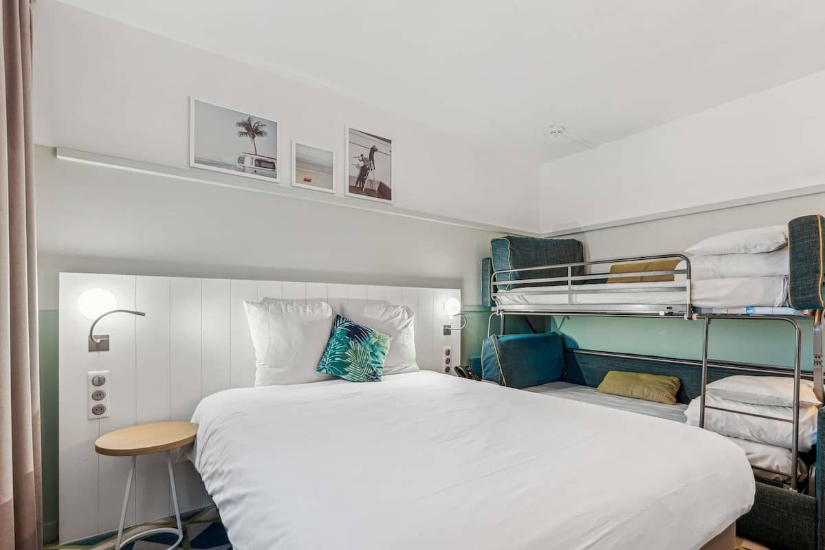Chambre Familiale, plusieurs lits | 1 chambre, literie de qualité supérieure, bureau