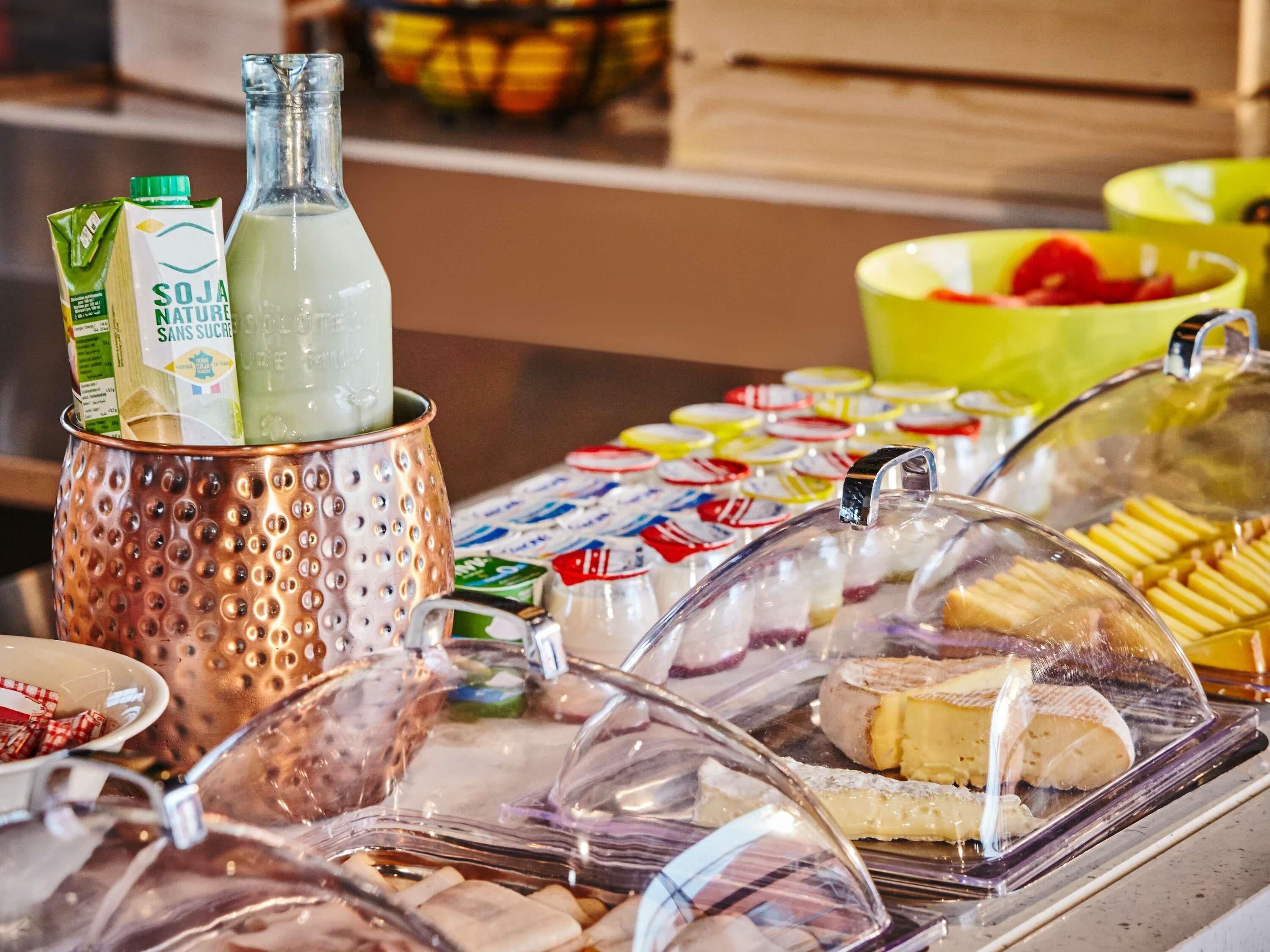 Een ontbijtbuffet met diverse gerechten en drankjes.
