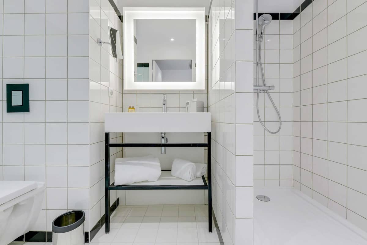 1 bedroom, premium bedding, desk, laptop workspace