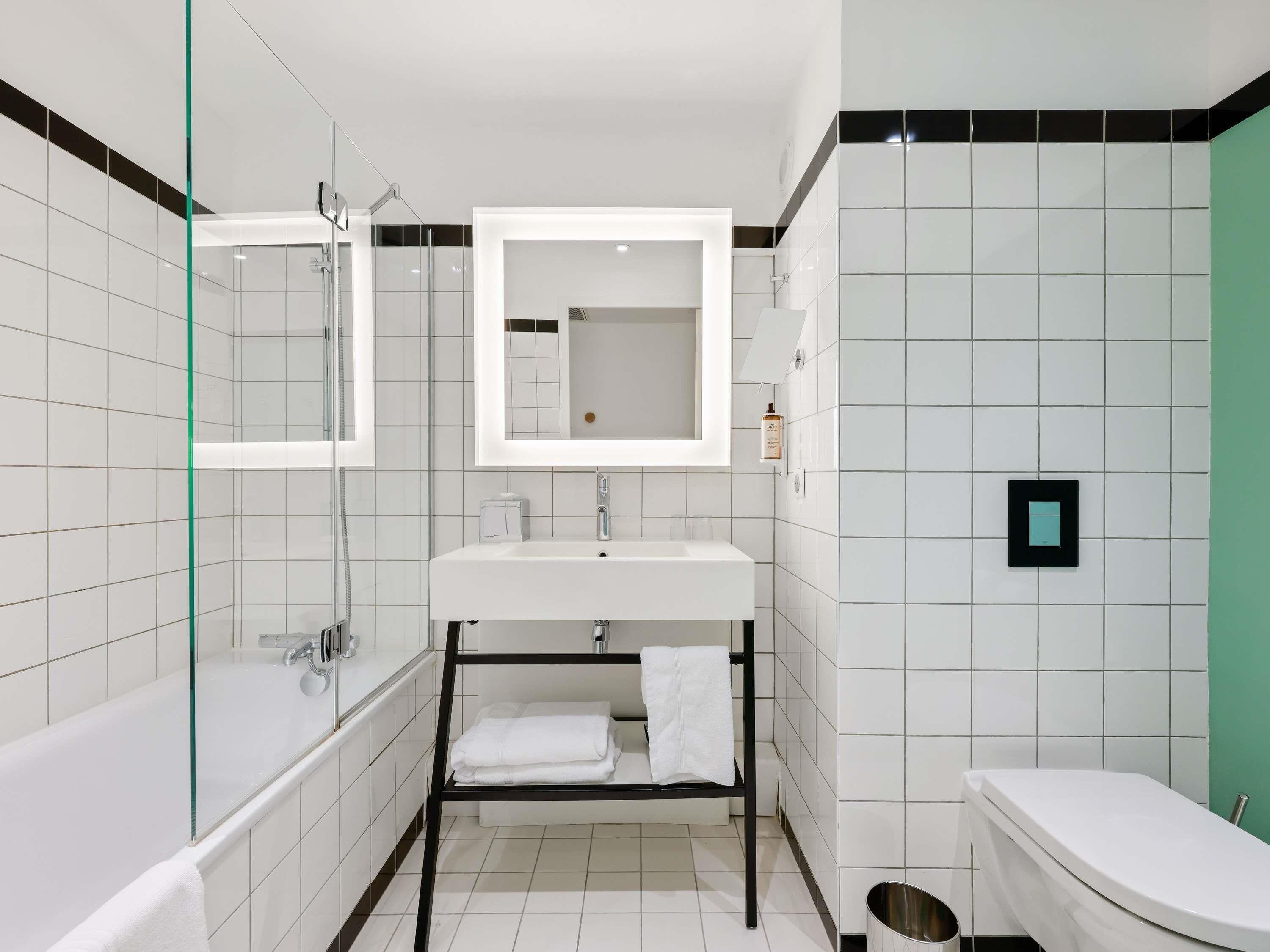 Regadera tipo lluvia, amenidades de baño ecológicas, toallas 