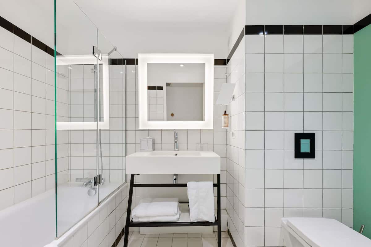 1 Schlafzimmer, hochwertige Bettwaren, Schreibtisch