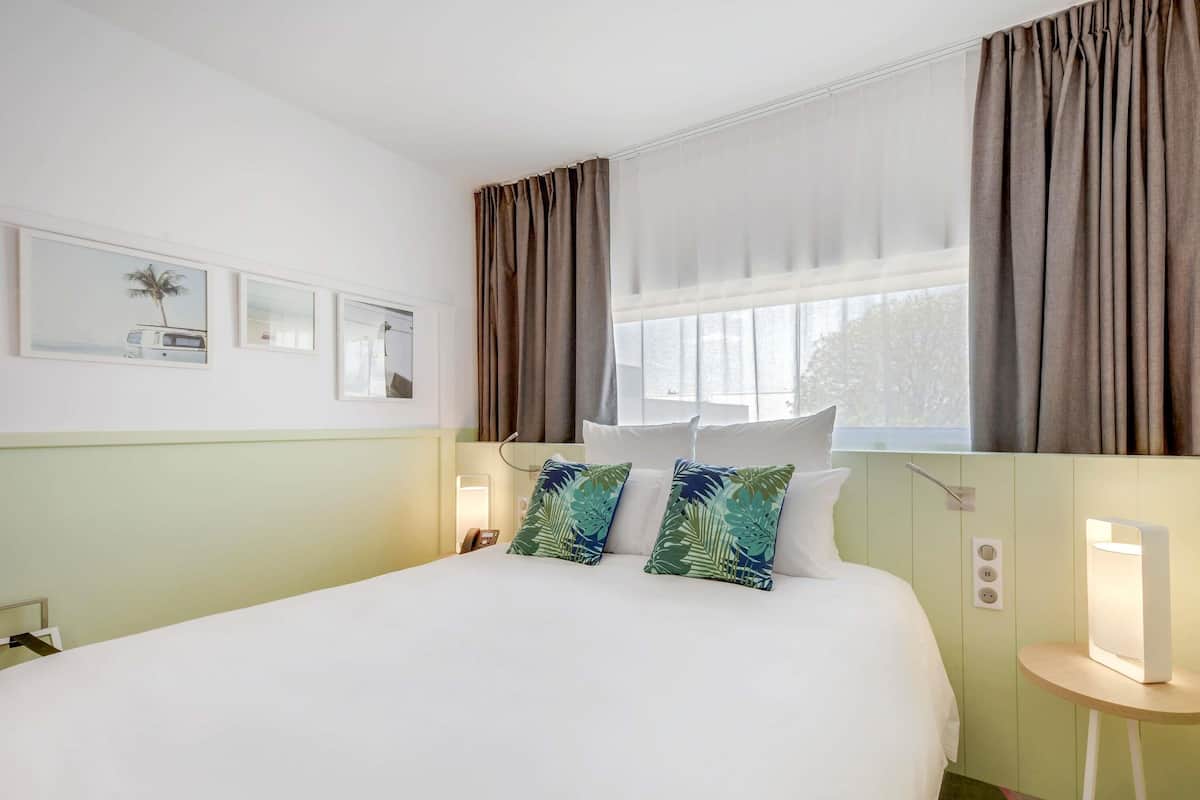 Standardzimmer, Mehrere Betten | 1 Schlafzimmer, hochwertige Bettwaren, Schreibtisch