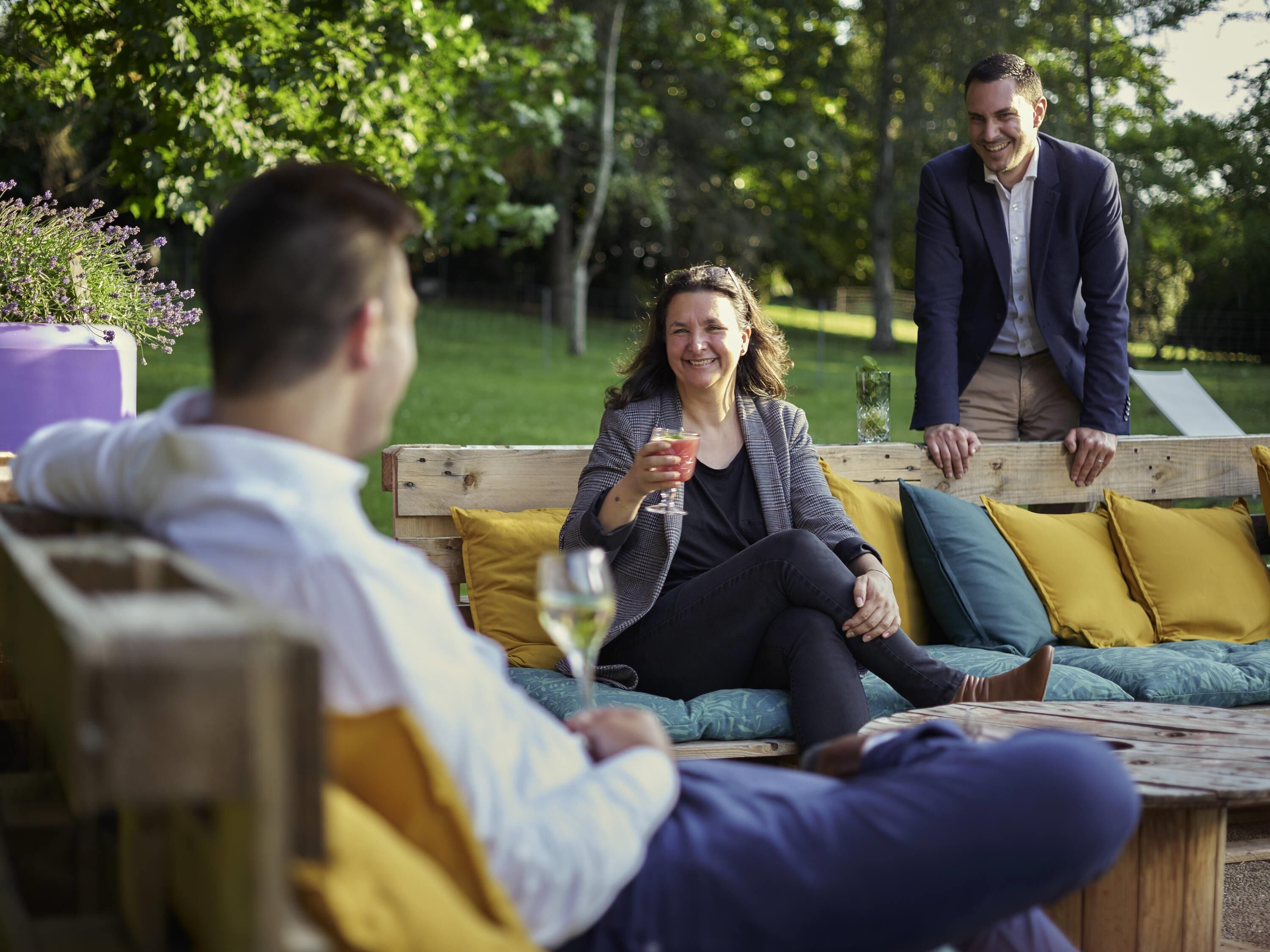 Außenpool (je nach Saison geöffnet), Sonnenschirme, Liegestühle