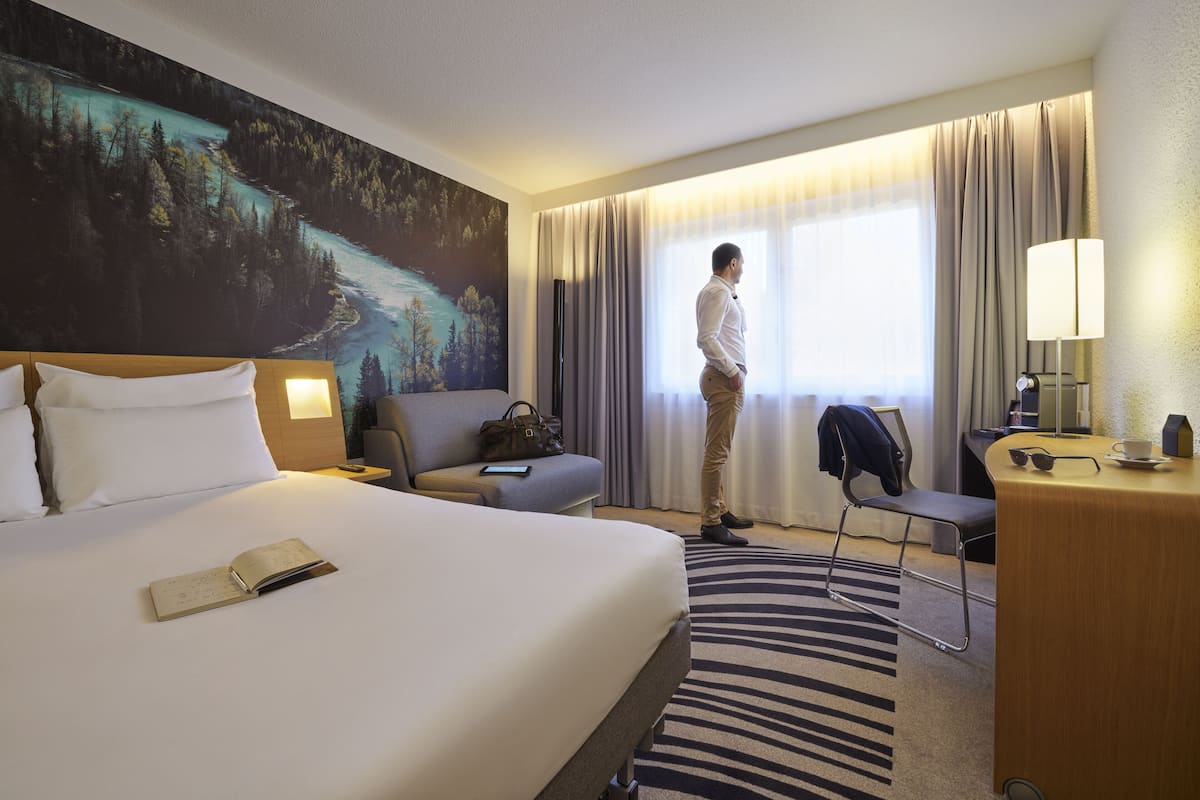 Executive Room, 1 Queen Bed with Sofa bed | Premium bedding, minibar, in-room safe, desk