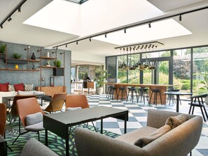 供应午餐和晚餐，法国菜，泳池景观