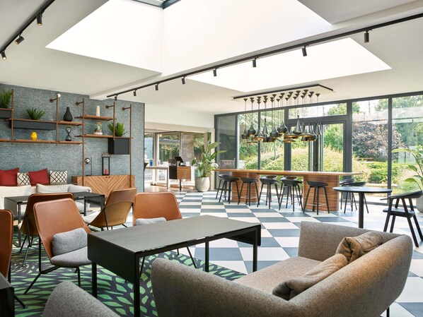 Lunch, dinner served; French cuisine, pool views  - Novotel Massy Palaiseau (Palaiseau)