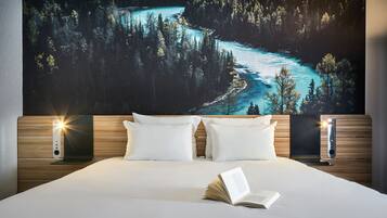 Standard-huone, 1 parisänky | Ylelliset vuodevaatteet, minibaari, tallelokero huoneessa, työpöytä