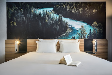 Chambre Standard, 1 lit double | Literie de qualité supérieure, minibar, coffres-forts dans les chambres. Novotel Massy Palaiseau