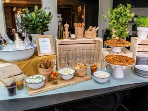 Se sirven almuerzos, cenas y cocina francesa (con vistas a la piscina) 