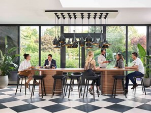 Dîner et souper servis sur place, cuisine française, vue sur la piscine 