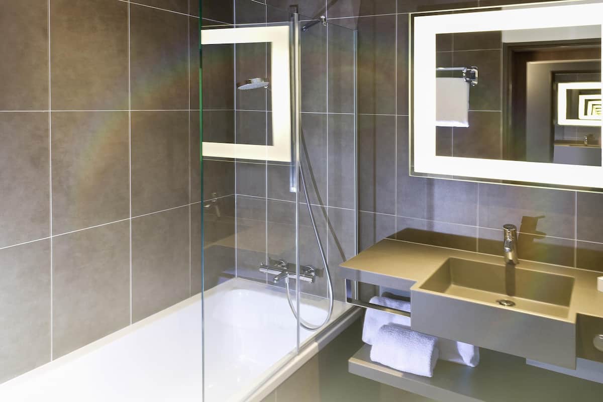 Classic-rum - 1 queensize-säng med bäddsoffa | Sängtillbehör av högsta kvalitet och minibar
