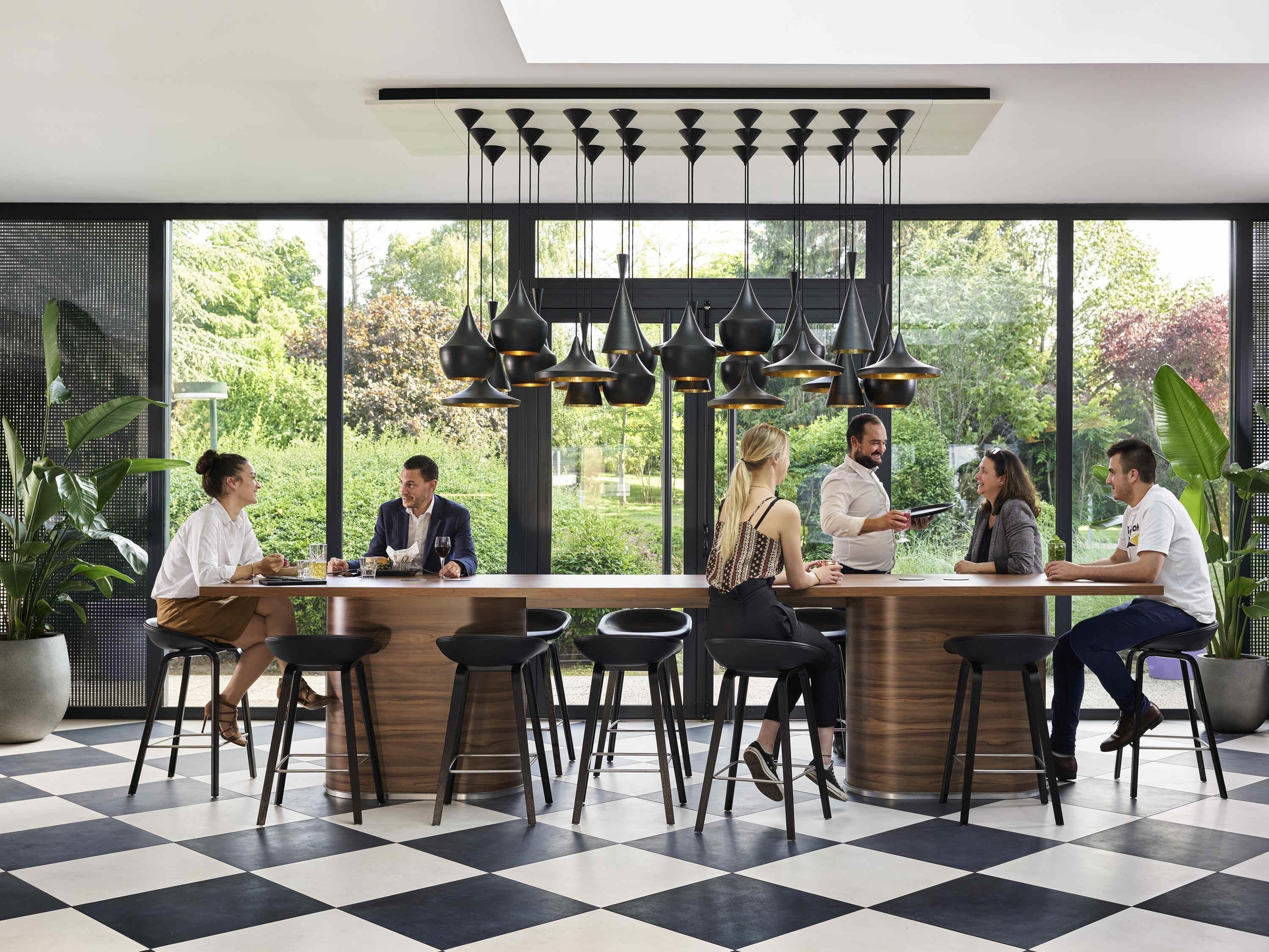 Se sirven almuerzos y cenas; cocina francesa; con vista a la piscina