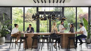 Der serveres frokost, aftensmad og franske retter med udsigt til poolen