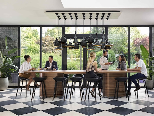 Déjeuner et dîner servis sur place, vue sur la piscine