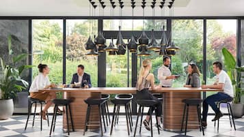 Phục vụ bữa trưa, bữa tối, món Pháp, nhìn ra hồ bơi