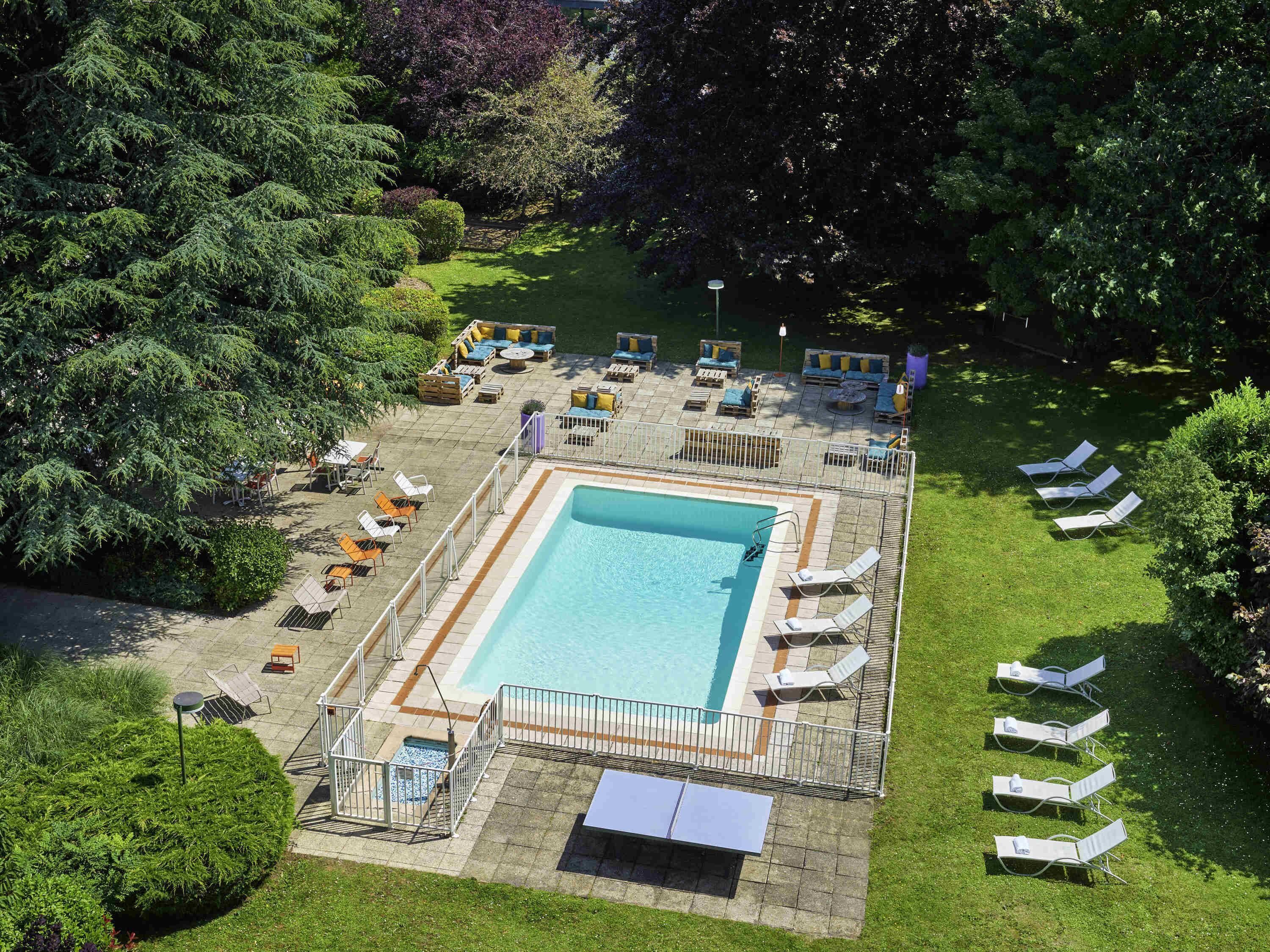 Seasonal outdoor pool, pool umbrellas, sun loungers
