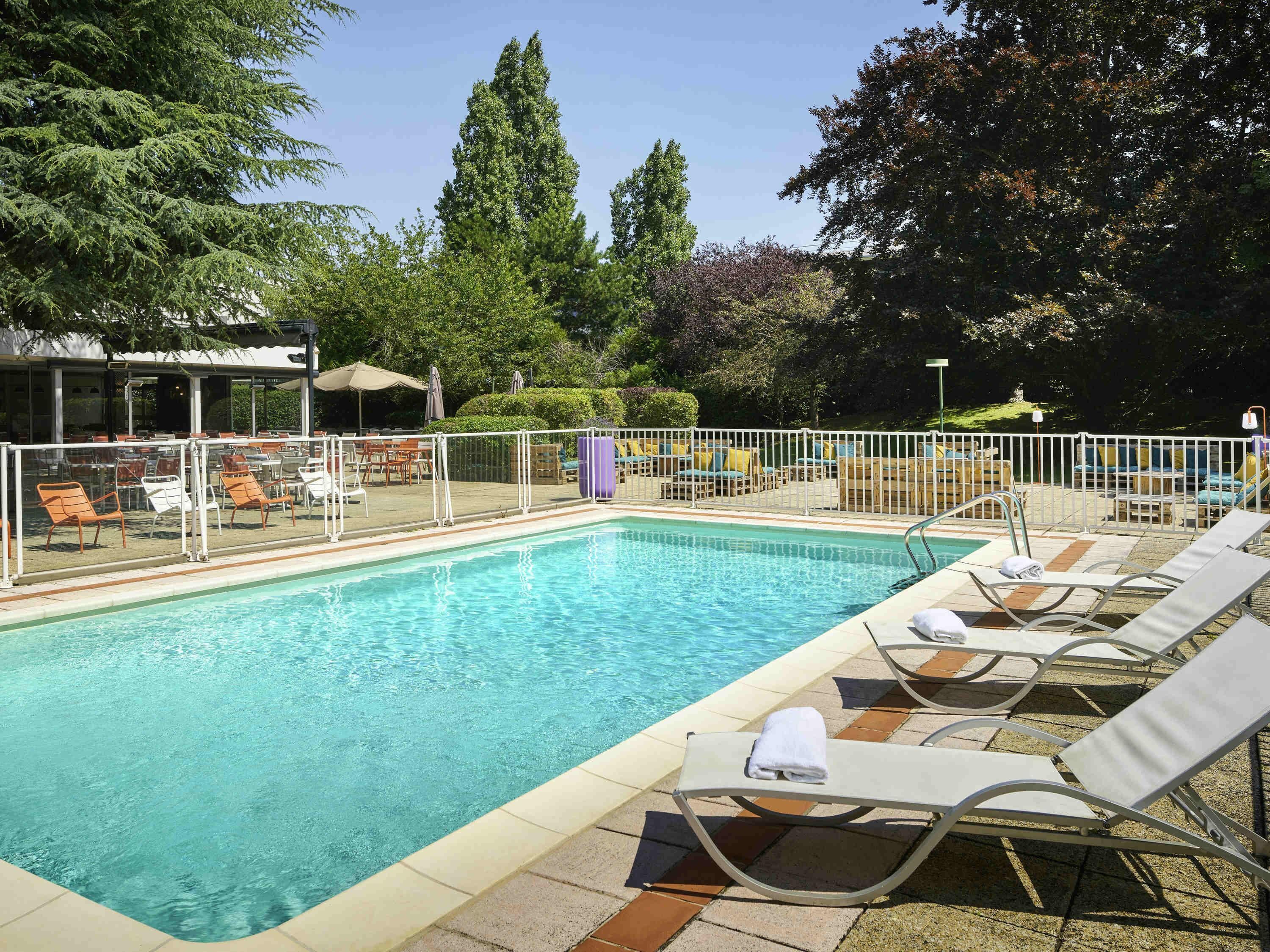 Piscine extérieure (ouverte en saison), parasols de plage